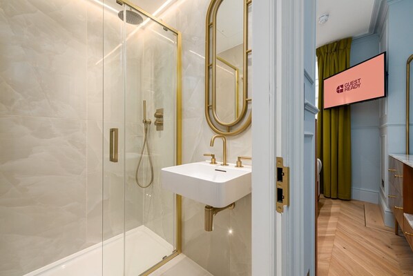 Douche, séchoir à cheveux, serviettes fournies