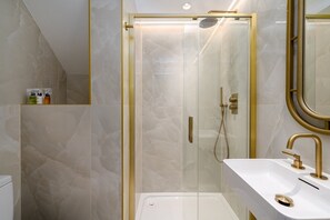 Shower, hair dryer, towels