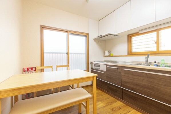Habitación, varias camas, para no fumadores, cocina | Cocina privada | Tetera eléctrica 