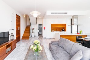 TV - Villa Laurus 2 By Ezoria Villas (Paphos)