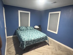 3 bedrooms, iron/ironing board, WiFi, bed sheets - Renovated Far-West Midtown Apt (Atlanta)