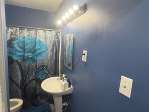 Towels, soap, toilet paper - Renovated Far-West Midtown Apt (Atlanta)