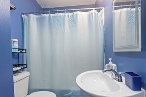 Serviettes fournies, savon, papier toilette