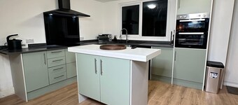 House-Sleeps8-Parking-Garden