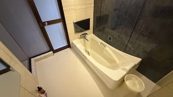 Double Room | Bathroom | Combined shower/tub, free toiletries, slippers, soap