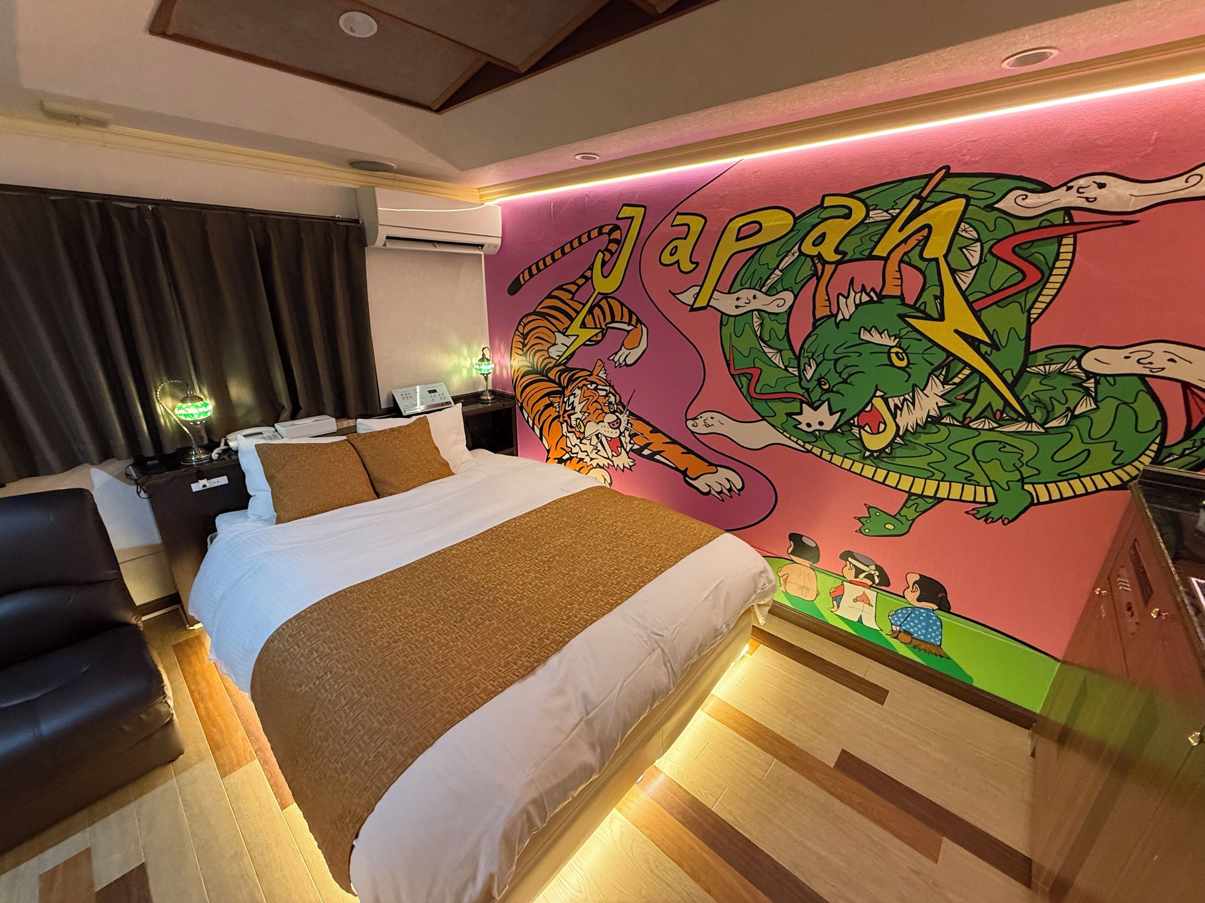 Free WiFi, bed sheets