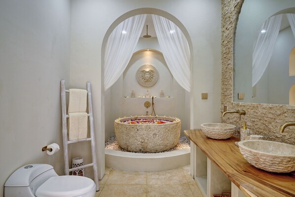 Secadora de cabello, bidet, toallas, jabón