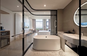 Chambre Double Affaires, 1 grand lit, baignoire | Salle de bain | Articles de toilette écologiques, sèche-cheveux, chaussons, bidet