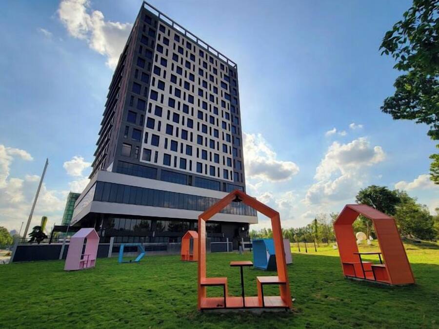 Un edifici modern amb teulada plana i gran façana de vidre.