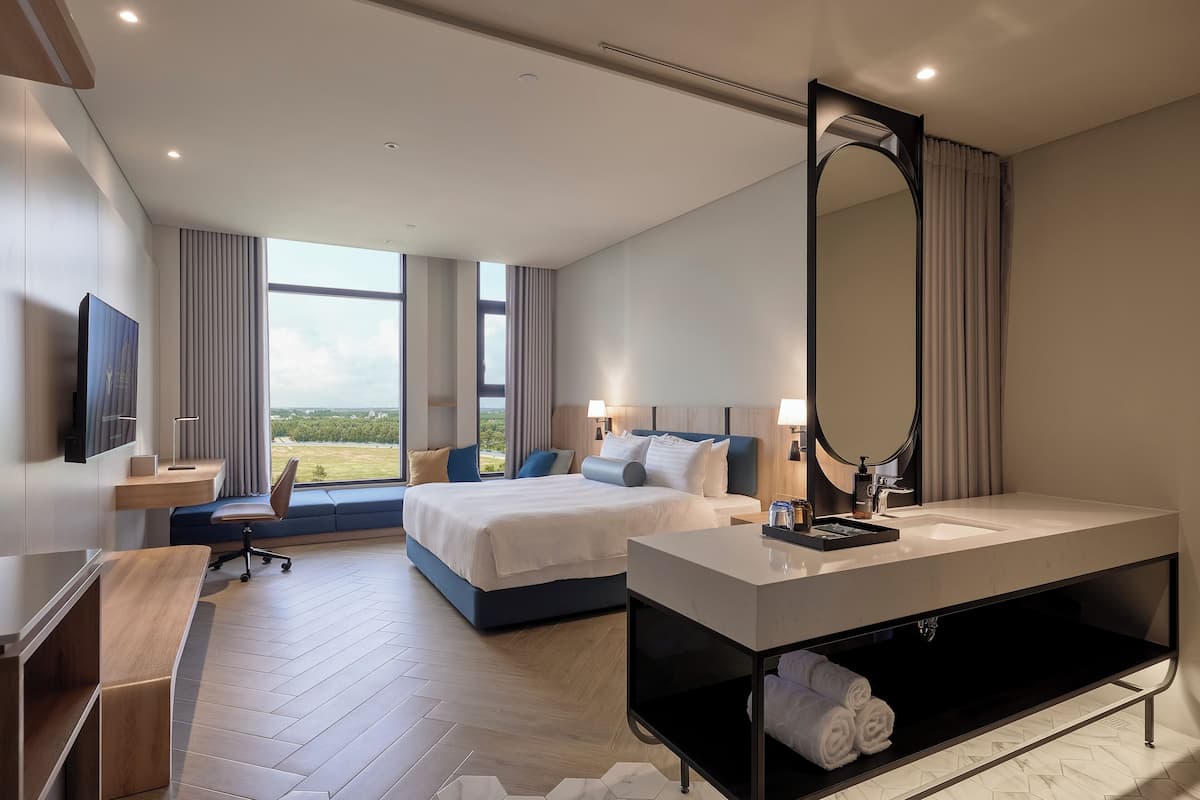 Deluxe Double Room, 1 Queen Bed | City view