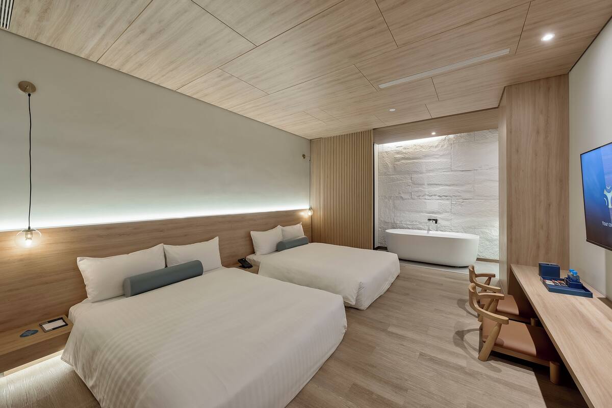 Chambre avec lits jumeaux, 2 lits doubles, pas de fenêtre | Articles gratuits dans le mini-bar, coffres-forts dans les chambres