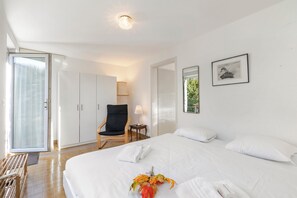 3 bedrooms, iron/ironing board, internet, bed sheets
