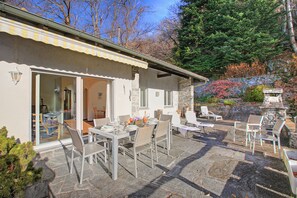 Outdoor dining - Castel In Aria 1, Vogorno, Switzerland (Vogorno)