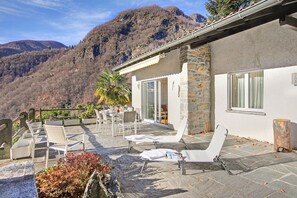 Outdoor dining - Castel In Aria 1, Vogorno, Switzerland (Vogorno)