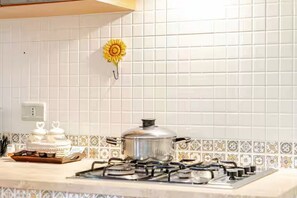 Réfrigérateur, micro-ondes, plaque de cuisson, lave-vaisselle