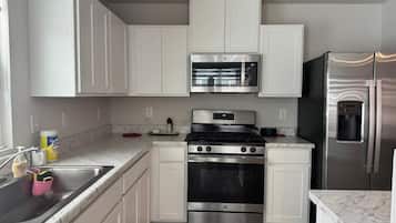 Microondas, horno, placa de cocina, lavavajillas