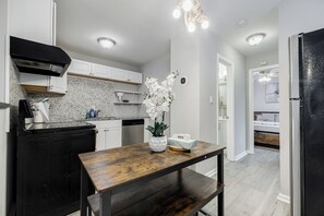 Private kitchen - House_B Atlanta Zoo Private Parking Fully Fenced Side Yard 2 Bedroom 2 Bathroom  (Atlanta)