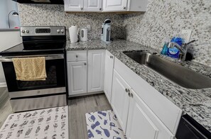Private kitchen - House_B Atlanta Zoo Private Parking Fully Fenced Side Yard 2 Bedroom 2 Bathroom  (Atlanta)