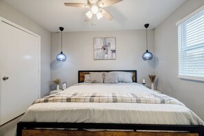 2 bedrooms, iron/ironing board, WiFi, bed sheets - House_B Atlanta Zoo Private Parking Fully Fenced Side Yard 2 Bedroom 2 Bathroom  (Atlanta)