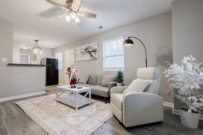 Living area - House_B Atlanta Zoo Private Parking Fully Fenced Side Yard 2 Bedroom 2 Bathroom  (Atlanta)