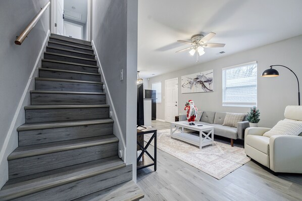 Living area - House_B Atlanta Zoo Private Parking Fully Fenced Side Yard 2 Bedroom 2 Bathroom  (Atlanta)