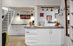 Réfrigérateur, plaque de cuisson, cafetière/bouilloire