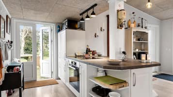 Køleskab, kogeplade, kaffe-/temaskine