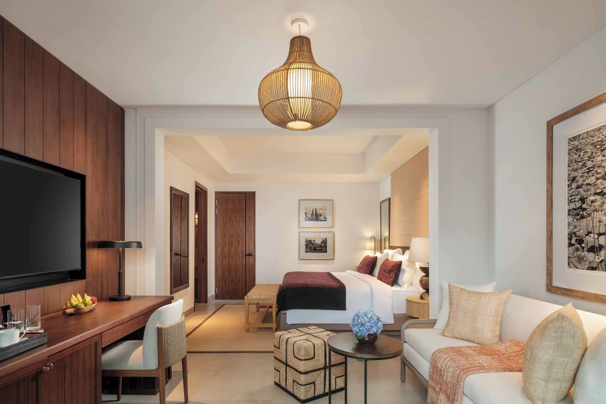Premium bedding, minibar, in-room safe, desk