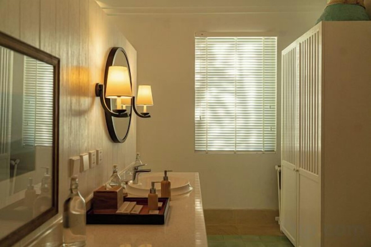 Separate tub and shower, rainfall showerhead, free toiletries
