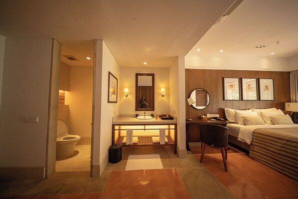 1 bedroom, premium bedding, minibar, in-room safe