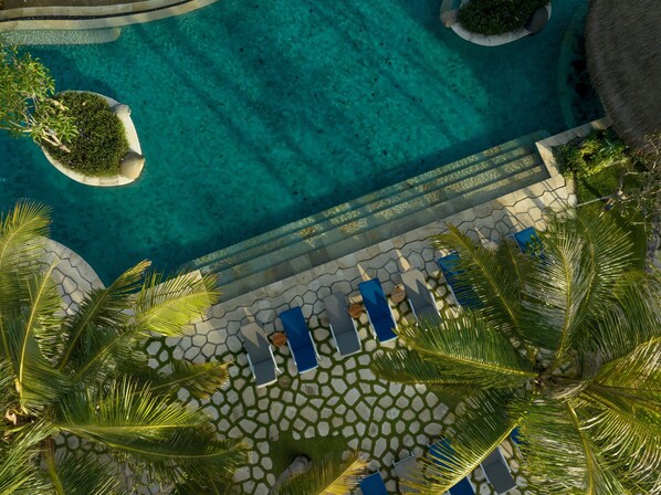 Outdoor pool, pool umbrellas, sun loungers - Sudamala Resort Ubud Bali (Ubud)