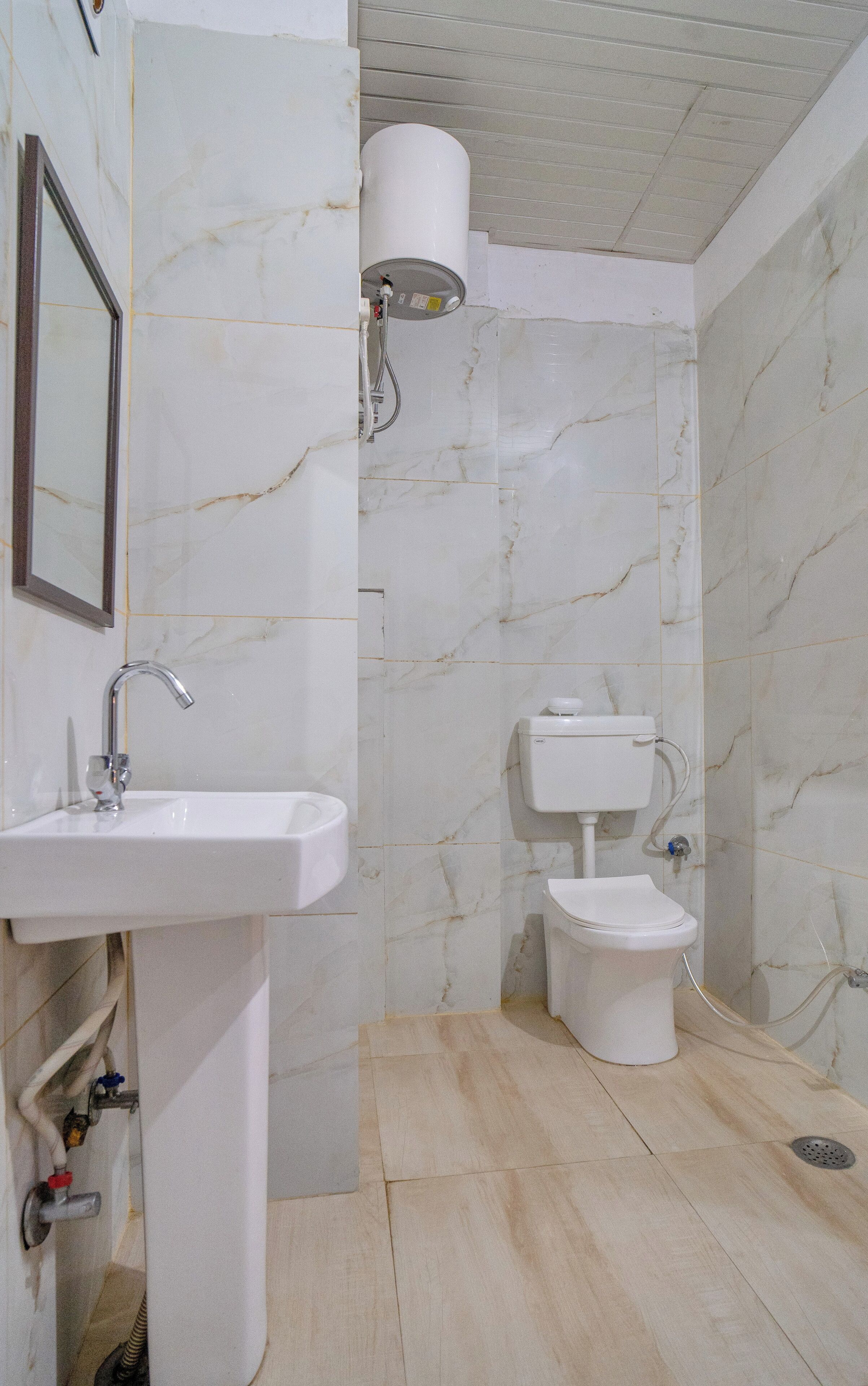 Een douche, een haardroger, een bidet, handdoeken