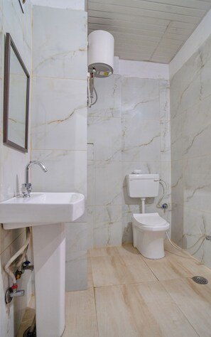 Ducha, secador de pelo, bidet, toallas