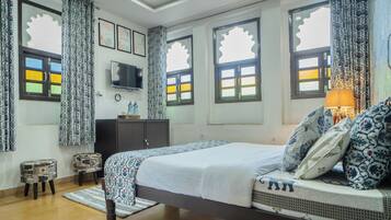 2 bedrooms, in-room safe, desk, iron/ironing board