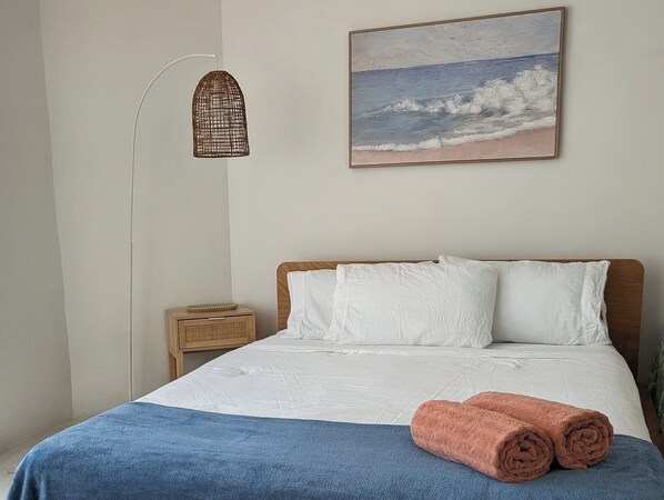 1 bedroom, desk, iron/ironing board, free WiFi - 10 min walk to beach+cafés | Private garden | Ducted Aircon | Bikes (Byron Bay)
