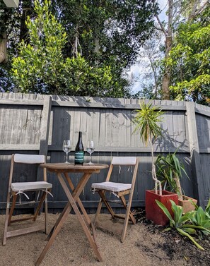Outdoor dining - 10 min walk to beach+cafés | Private garden | Ducted Aircon | Bikes (Byron Bay)