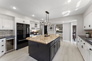Geladeira, micro-ondas, fogão, cooktop