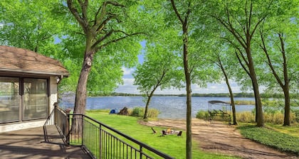 Lakeside Luxury for Every Kind of Guest - - 5-Bedroom Escape for Making Memories