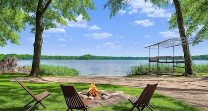 Lakeside Luxury for Every Kind of Guest - - 5-Bedroom Escape for Making Memories
