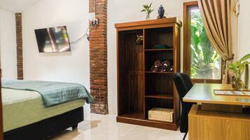 2 bedrooms, desk, iron/ironing board, WiFi