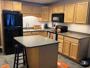 Fridge, microwave, oven, stovetop - Cool ski condo in Ketchum- Sun Valley (Ketchum)