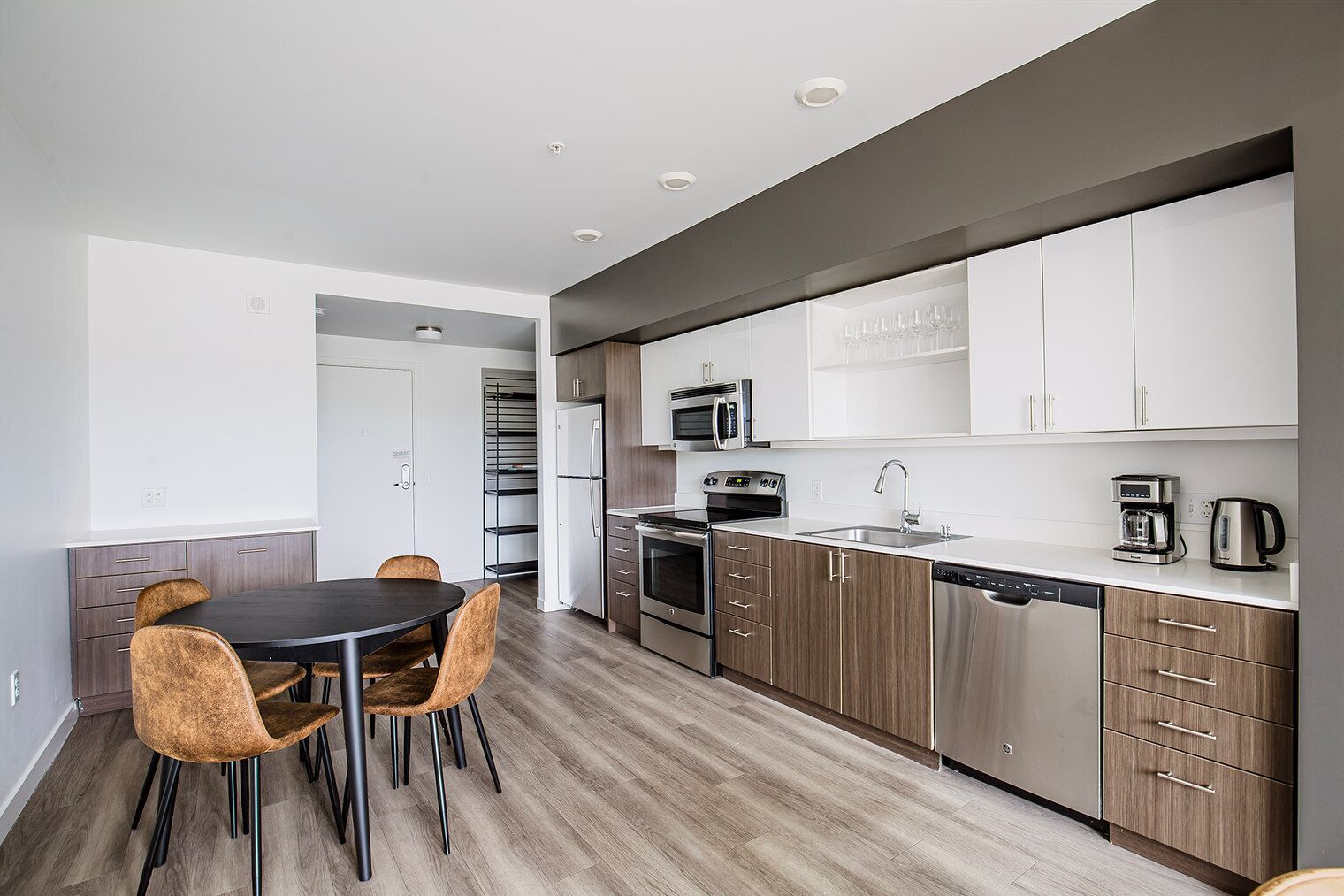 Réfrigérateur, four à micro-ondes, un four, lave-vaisselle