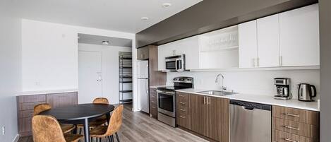 Réfrigérateur, four à micro-ondes, un four, lave-vaisselle