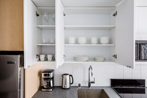 Fridge, microwave, oven, dishwasher - Blueground | Capitol Hill, lounge & w/d, nr park (Seattle)