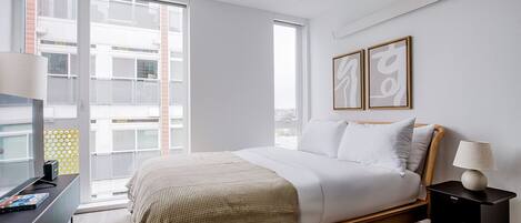 Tabla de planchar con plancha, wifi y ropa de cama