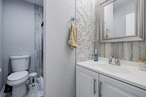 Secador de cabelo, toalhas de banho, sabonete, papel higiênico