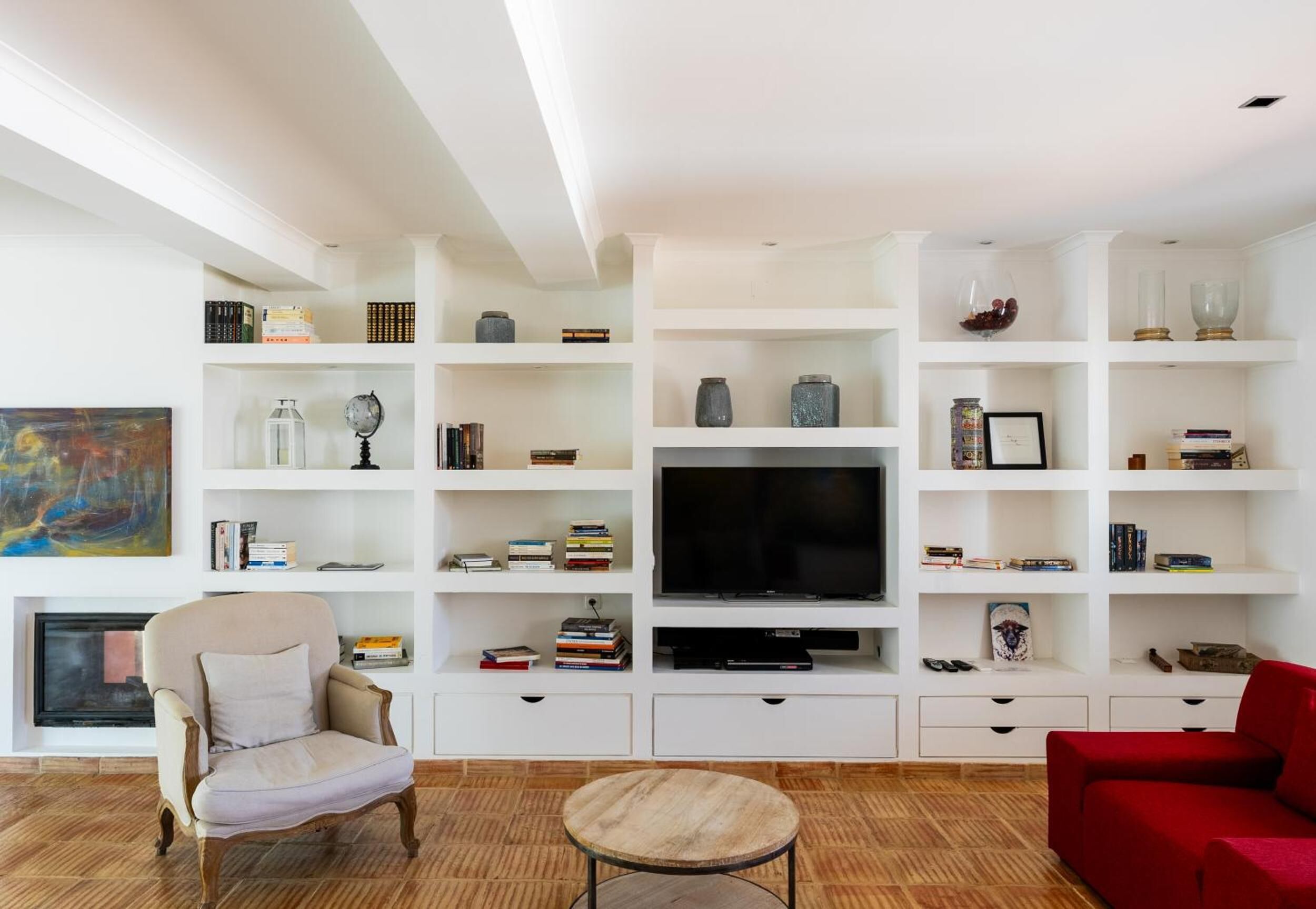 Een televisie en een open haard