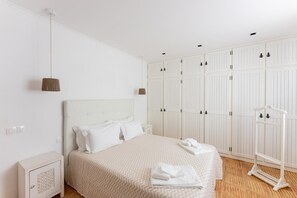 5 bedrooms, iron/ironing board, free WiFi, bed sheets