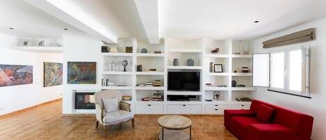 Televisie en een open haard