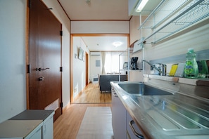 Geladeira, micro-ondas, cooktop, chaleira elétrica